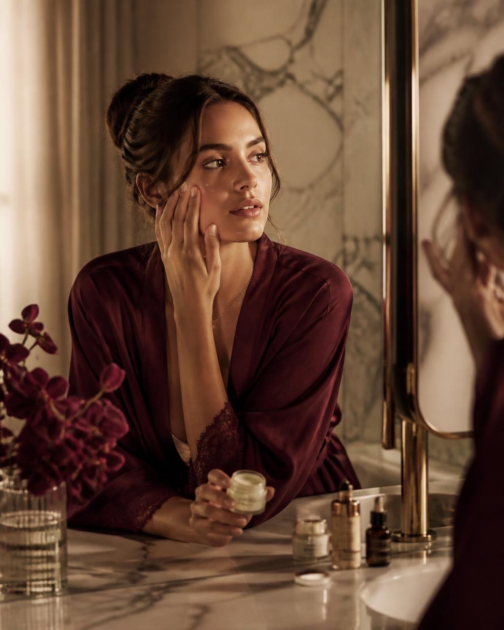 Mulher em um ritual calmo de skincare pela manhã
